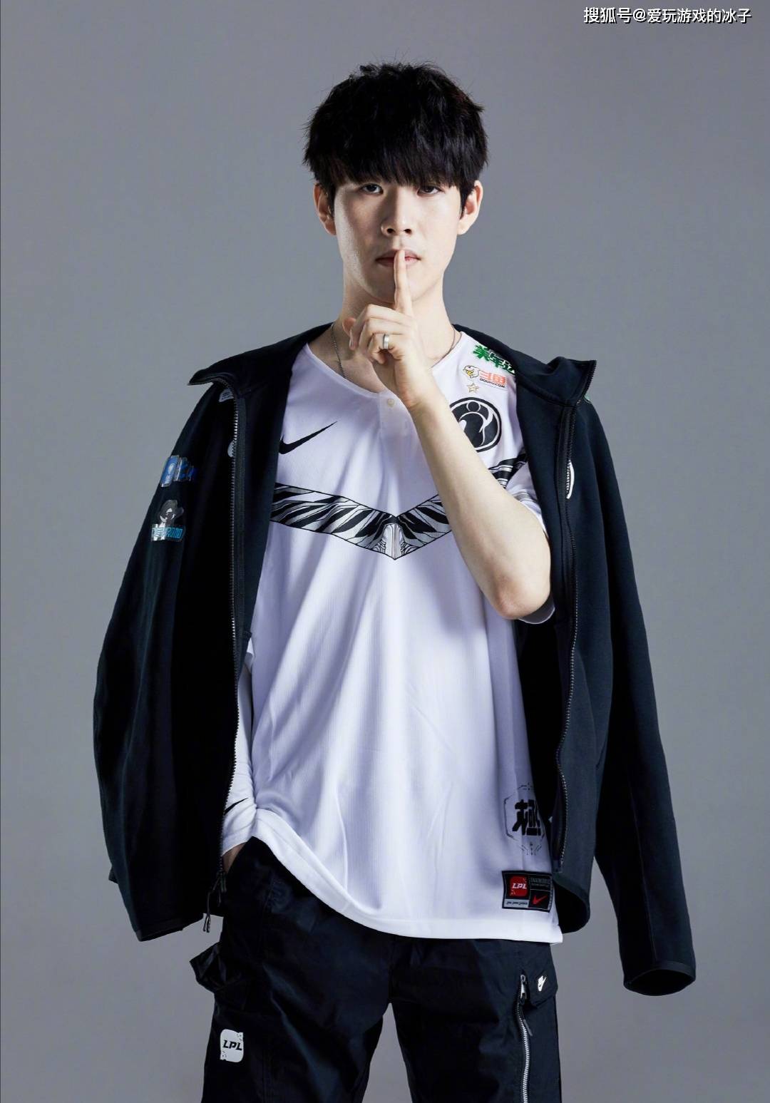 他在场时 他在场时